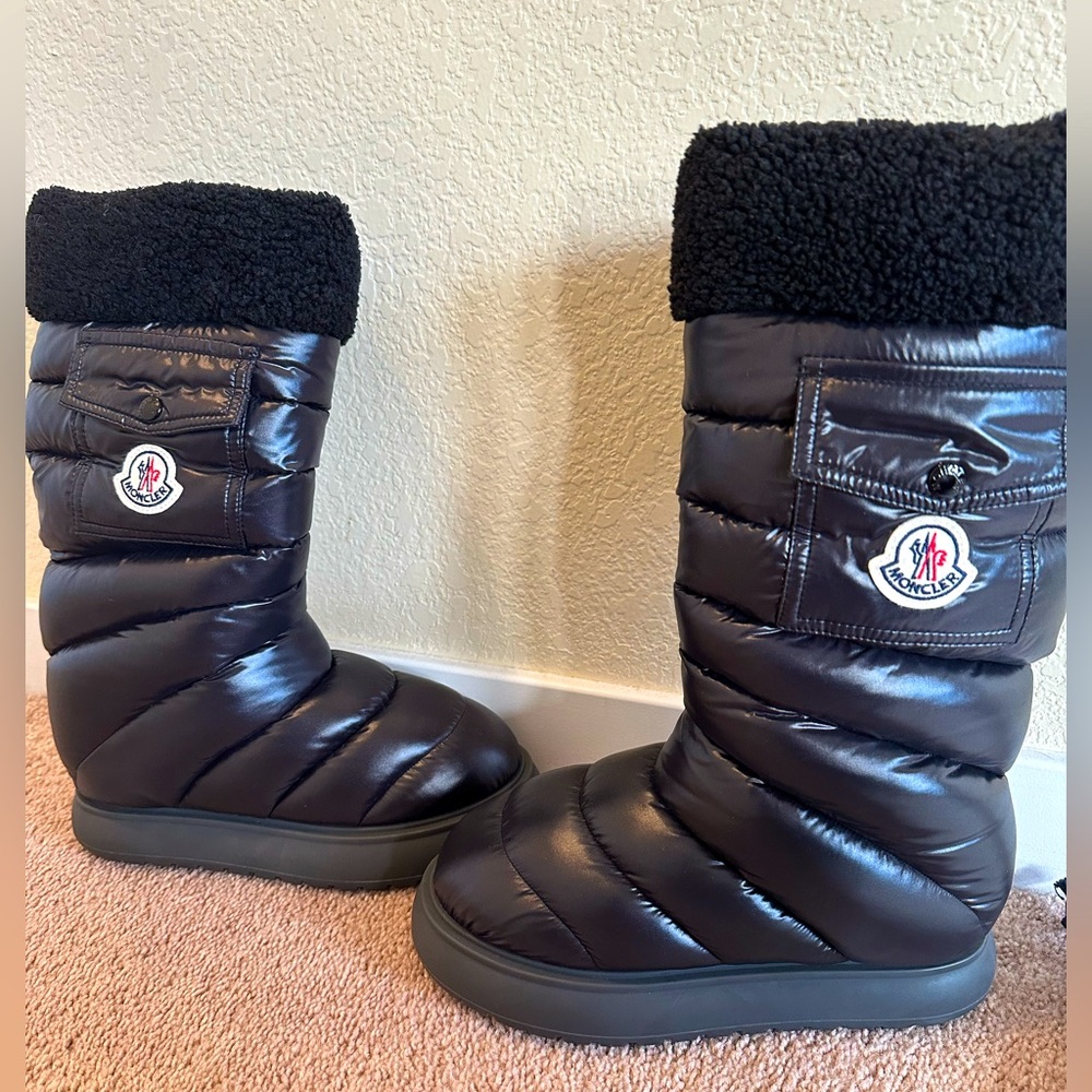 Moncler Après ski boots UNUSED only tried on.